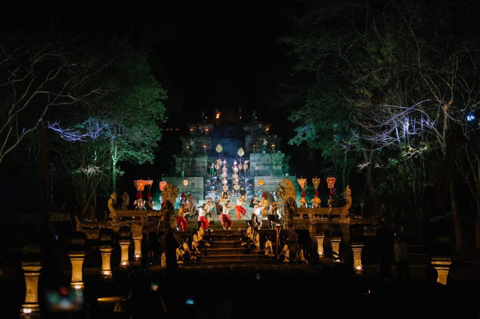 Zahlreiche Besucher versammeln sich in den frühen Morgenstunden am Phanom-Rung-Tempel, um das kurze Naturschauspiel zu verfolgen, wenn die Sonne entlang der zentralen Achse durch sämtliche Tore scheint. Bild: TAT
