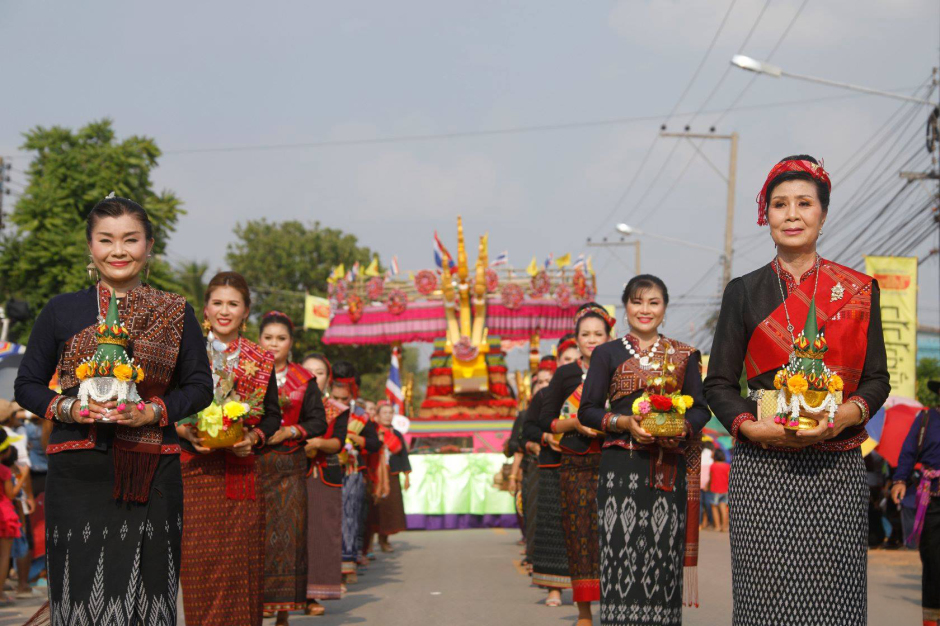 Teilnehmerinnen in traditioneller Tracht begleiten die Prozession und präsentieren das kulturelle Erbe der Provinz Roi Et. Foto: Tourism Authority of Thailand
