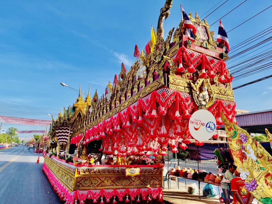 Prächtig verzierte Raketenwagen und traditionelle Darstellungen prägen den farbenfrohen Festumzug vor tausenden Zuschauern. Foto: Tourism Authority of Thailand
