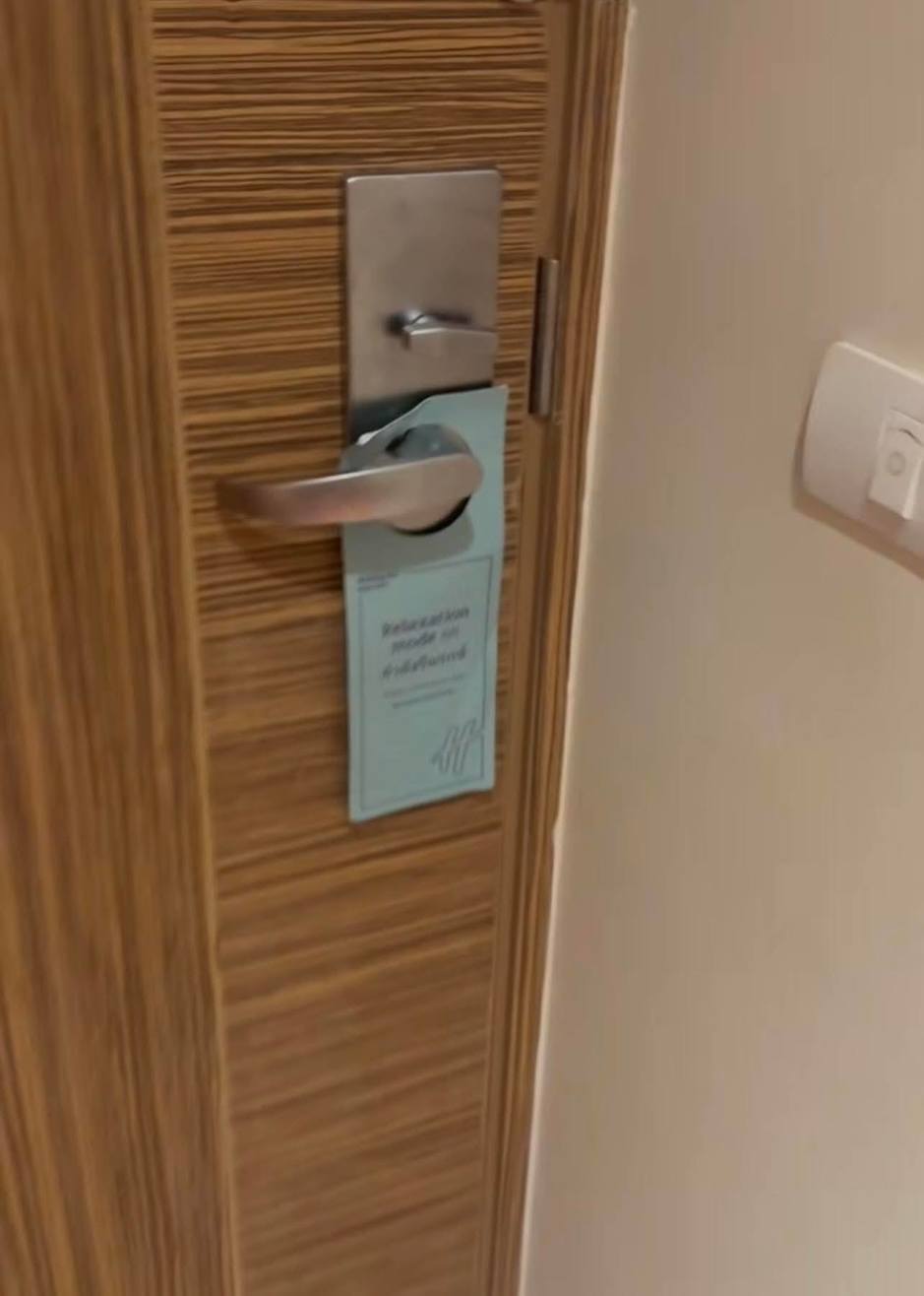 Die Türsicherung verhinderte nach Polizeiangaben den Zutritt in das Gästezimmer. Bild: Newshawk Phuket