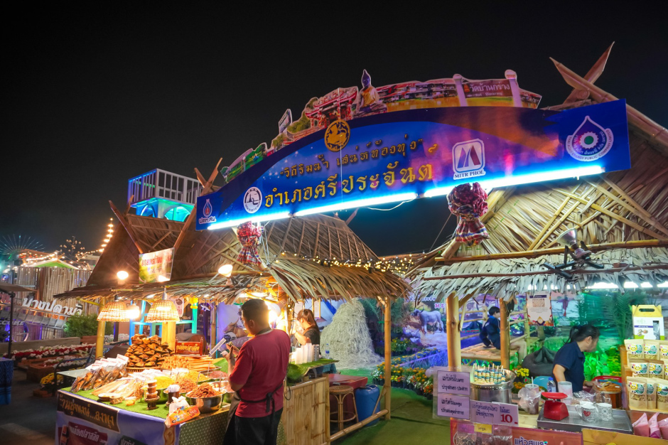 Verkaufsstände mit regionalen Speisen und Produkten auf dem Marktbereich des Festivalgeländes in Suphan Buri.
