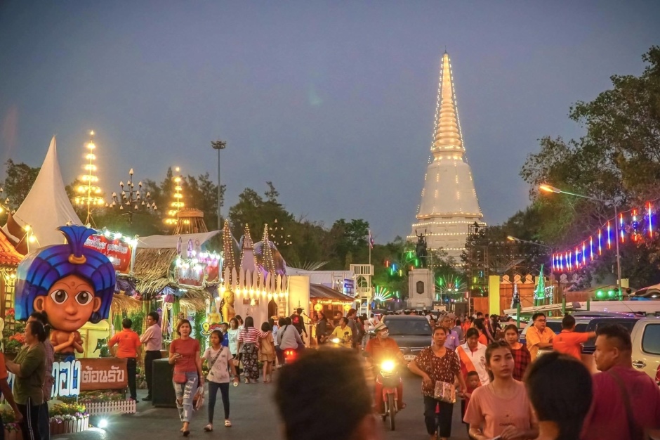 Abendliche Besucherszene auf dem Festgelände rund um das Don-Chedi-Denkmal während des Festivals.