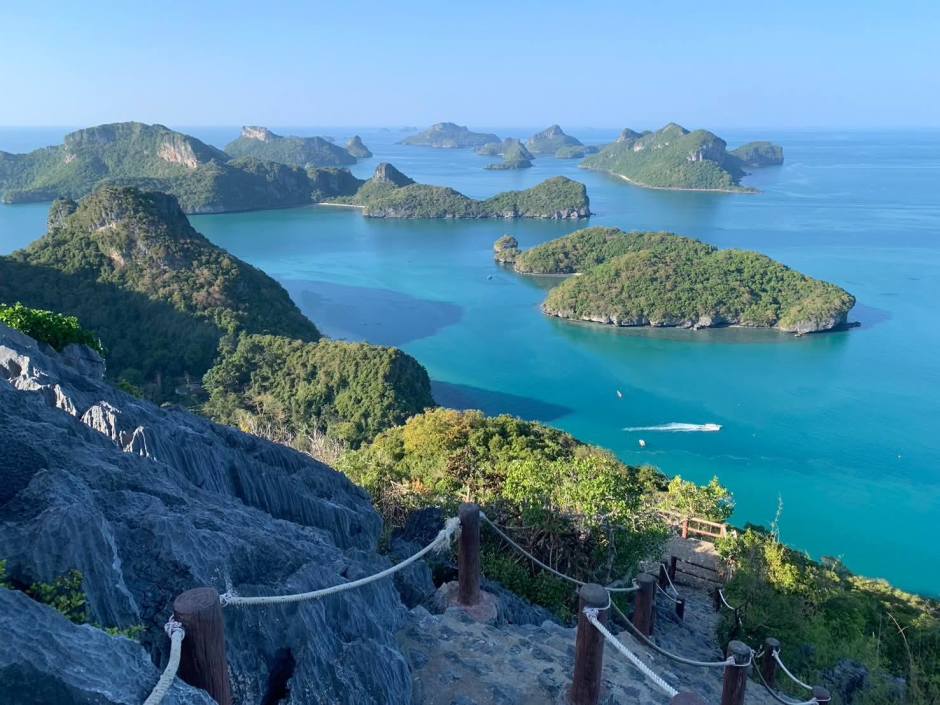 Der steile Aufstieg zum Aussichtspunkt führt über gesicherte Treppen entlang der Felsen im Mu-Ko-Ang-Thong-Nationalpark. Bild: Department of National Parks, Wildlife and Plant Conservation (DNP)