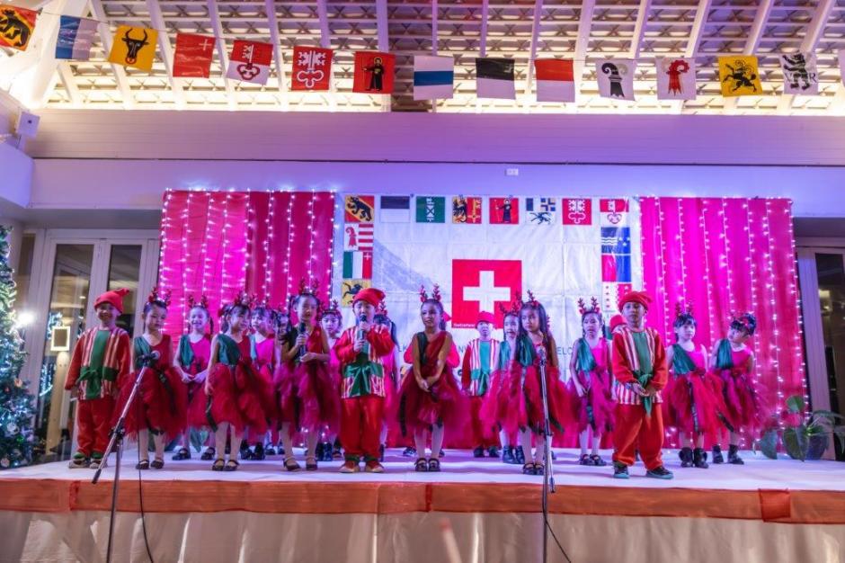 Kinderchor der Kajonkietsuksa School mit Christmas Carols auf der Bühne bei der SSP-Weihnachtsfeier im Amari Patong.