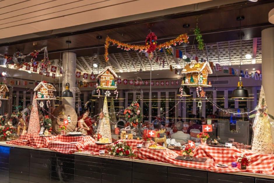 Schweizer Weihnachtsdekoration mit Gingerbread-Häusern und Buffetarrangement im Festsaal des Amari Patong Resorts.