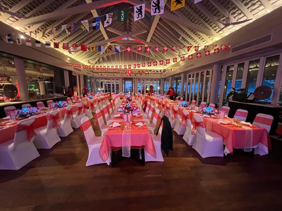 Festlich gedeckter Saal mit Swiss-Deko und Fahnen für die SSP-Weihnachtsfeier 2025 im Amari Patong Resort Phuket.