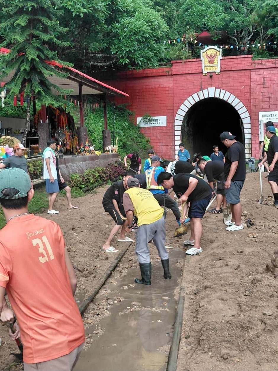 Einsatzkräfte beseitigen Schlamm und Geröll vor dem Tunneleingang, um die Nordstrecke schnellstmöglich wieder befahrbar zu machen. Bild: State Railway of Thailand