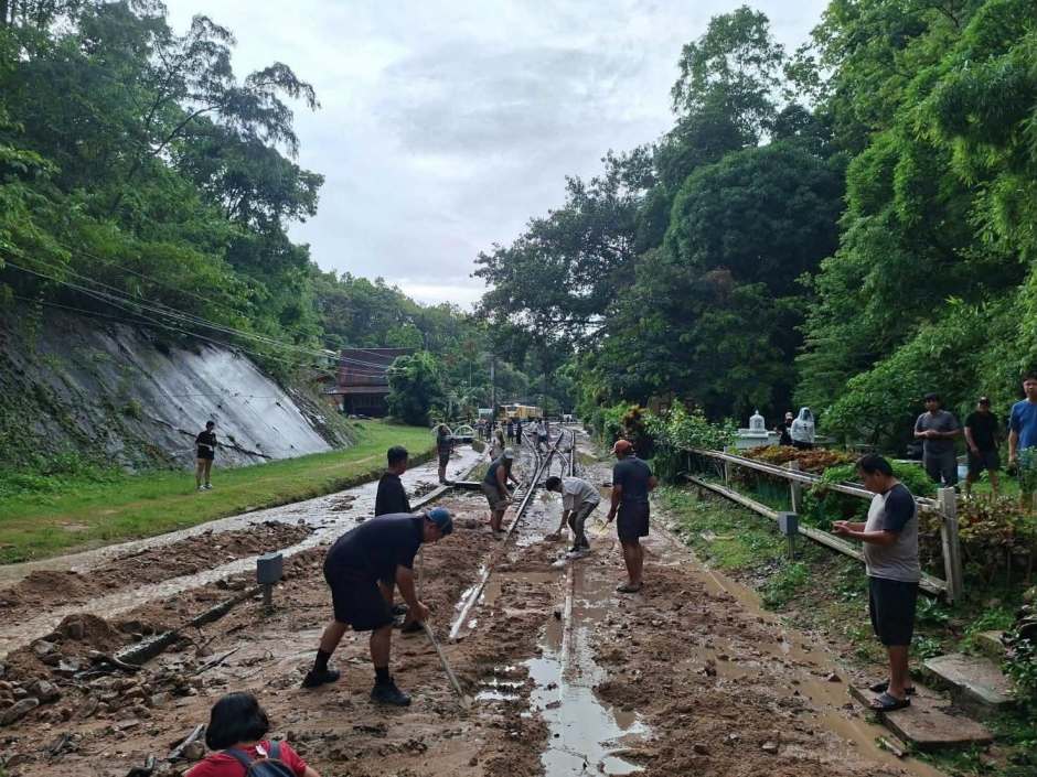 Nach den starken Regenfällen wurden die Gleisanlagen gründlich gereinigt und auf mögliche Schäden überprüft. Bild: State Railway of Thailand