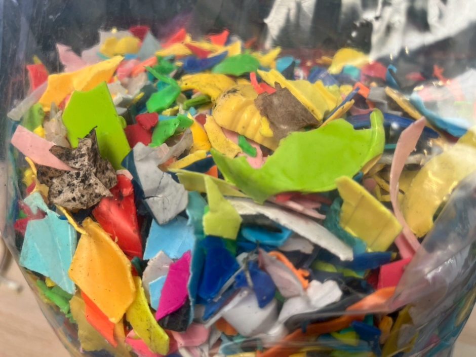 Zerkleinerte Kunststoffreste dienen als Ausgangsmaterial für die Umwandlung in Naphtha im Recyclingprozess. Bild: Bangkok Metropolitan Administration (BMA)