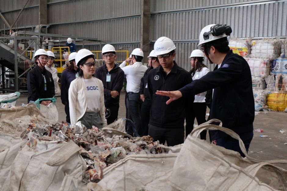 Vertreter der Stadtverwaltung und Fachleute besichtigen eine Anlage zur industriellen Kunststoffverwertung in Rayong. Bild: Bangkok Metropolitan Administration (BMA)