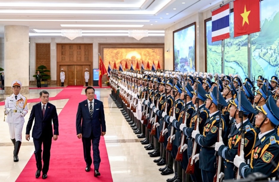 Anutin Charnvirakul wird in Hanoi mit militärischen Ehren empfangen und schreitet gemeinsam mit seinem vietnamesischen Amtskollegen die Ehrenformation ab. Foto: epa/Nhac Nguyen