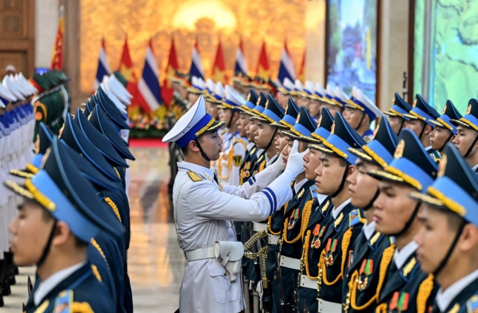 Soldaten der Ehrenformation stehen während der offiziellen Begrüßungszeremonie für den thailändischen Premierminister in Hanoi bereit. Foto: epa/Nhac Nguyen