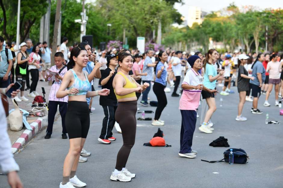 Die Teilnehmer folgen den einfachen Choreografien und genießen die besondere Atmosphäre am frühen Abend. Foto: Bangkok Metropolitan Administration (BMA)