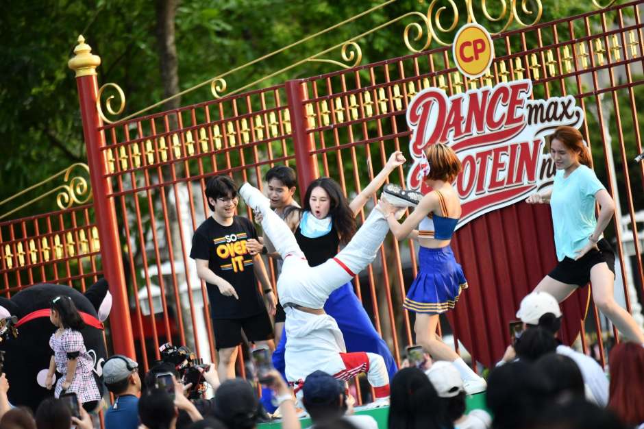 Mit einer mitreißenden Bühnenshow und humorvollen Einlagen sorgen die Trainer und Animateure für Stimmung, bevor sich zahlreiche Besucher dem gemeinsamen Aerobic-Training anschließen. Bild: Bangkok Metropolitan Administration (BMA)