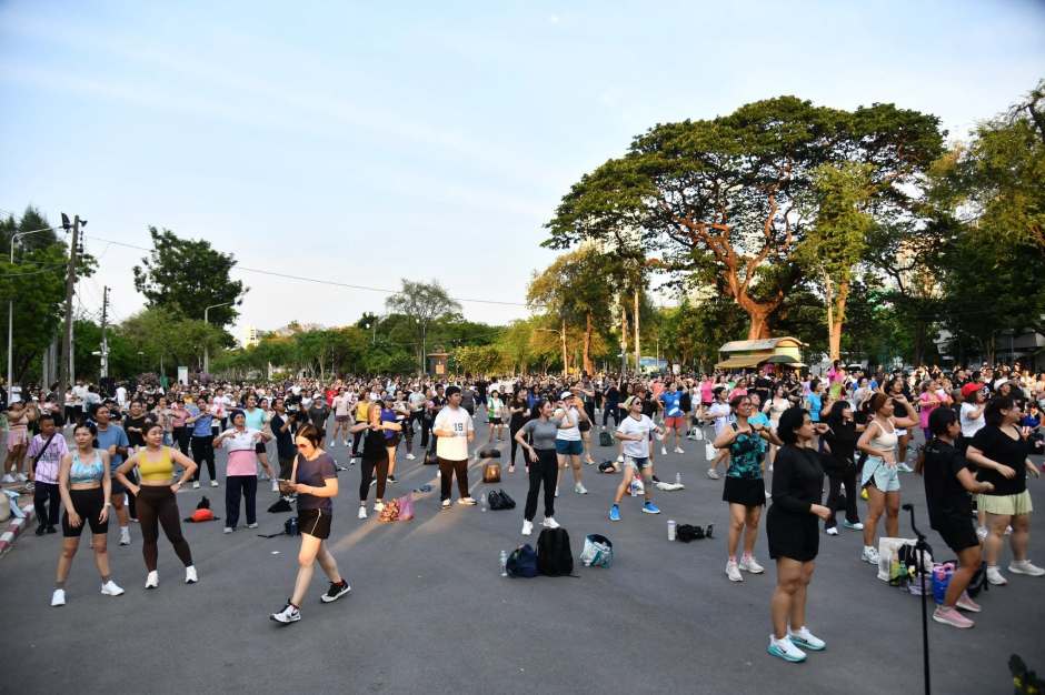 Jeden Abend versammeln sich Hunderte Menschen im Lumpini Park, um gemeinsam zu Musik Aerobic zu tanzen. Die kostenlosen Kurse ziehen Einheimische und Touristen gleichermaßen an. Bild: Bangkok Metropolitan Administration (BMA)