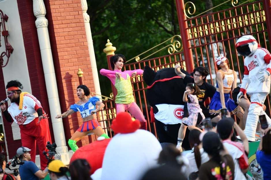 Bunte Kostüme, Maskottchen und kreative Choreografien verleihen den Aerobic-Abenden im Lumpini Park Festivalcharakter und machen das Training zu einem besonderen Gemeinschaftserlebnis. Bild: Bangkok Metropolitan Administration (BMA)