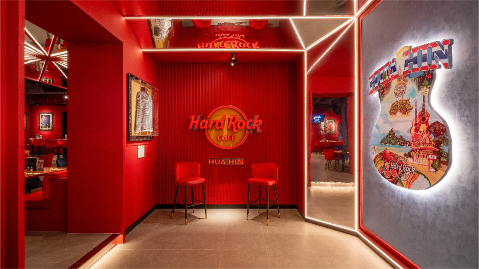 Willkommen im Rock-Olymp: Der markante Eingangsbereich des neuen Hard Rock Cafe Hua Hin lädt Fans zu einer Reise durch die Musikgeschichte ein. 