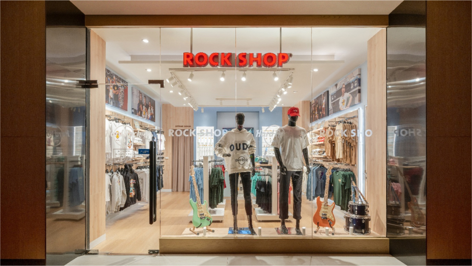 Sammlerparadies in Hua Hin: Der Rock Shop bietet bereits exklusive T-Shirts, Pins und Raritäten für Fans, die das Hard-Rock-Erbe mit nach Hause nehmen wollen. 