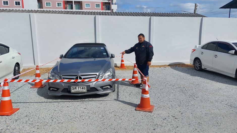 Der Wagen des Vermissten wurde am Samstag in der Soi Khao Noi auf dem Parkplatz einer Condominium-Anlage gefunden. Foto: Pattaya Message