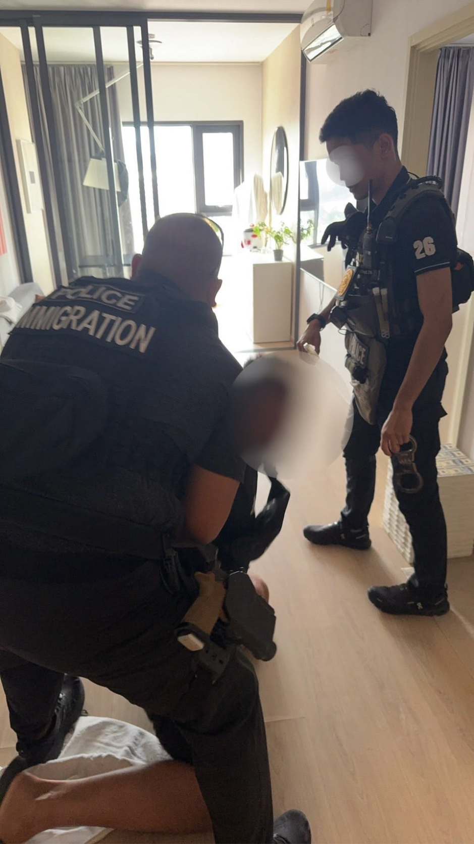 Die Festnahme eines weiteren Verdächtigen erfolgte nach dem Zugriff in einem Wohngebäude im Asok-Viertel. Bild: Police News Varieties