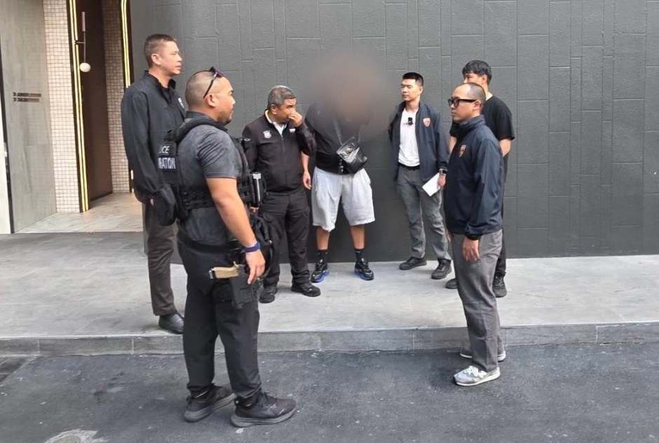 Nach der Festnahme führten die Beamten einen der französischen Staatsangehörigen aus dem Wohnkomplex ab. Bild: Police News Varieties