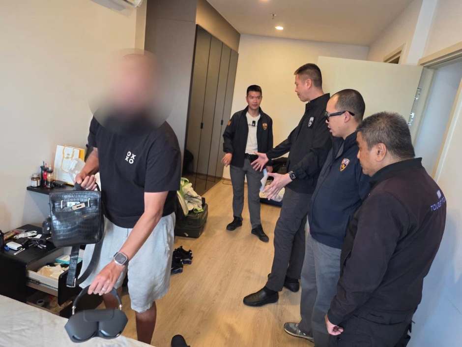 Ermittler konfrontieren einen der gesuchten Franzosen während des Zugriffs in einer Wohnung in Bangkok. Bild: Police News Varieties