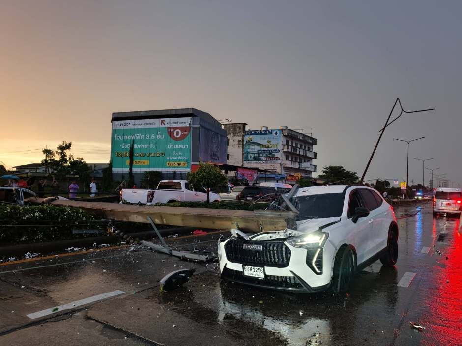 Einsatzkräfte und Anwohner befreiten Eingeklemmte aus beschädigten Fahrzeugen. Bild: Bangkok Metropolitan Administration (BMA)