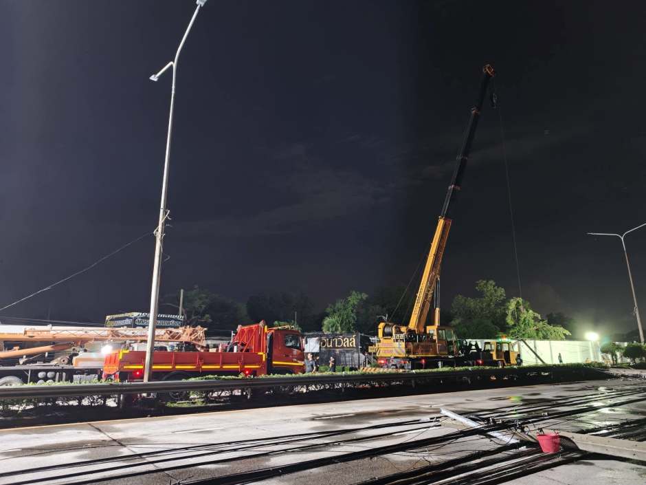 Die Aufräumarbeiten dauerten bis in die Nacht an, um Strom und Verkehr wiederherzustellen. Bild: Bangkok Metropolitan Administration (BMA)
