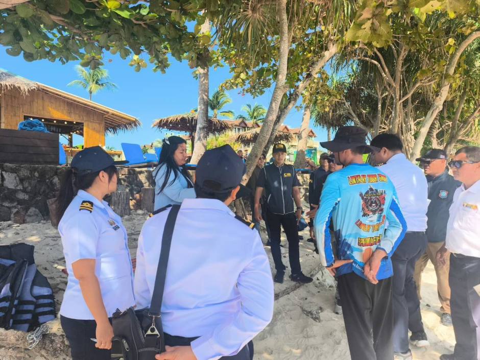 Einsatzkräfte im Gespräch mit Beteiligten während der gemeinsamen Kontrolle am Küstenabschnitt Foto: Phuket Info Center