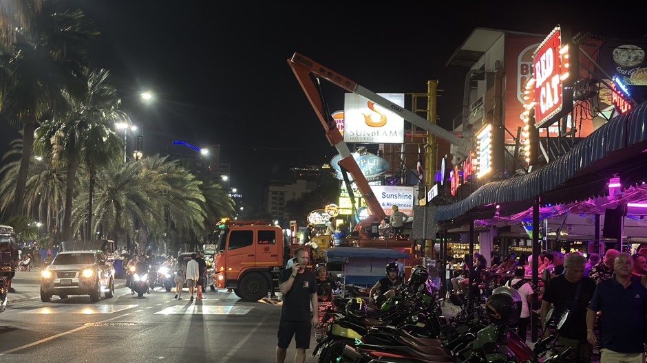 Auf der Beach Road kommt es während der Bergungsarbeiten zu Verkehrsbehinderungen, während Besucher das Geschehen aus sicherer Entfernung verfolgen. Bild: TMN.TV