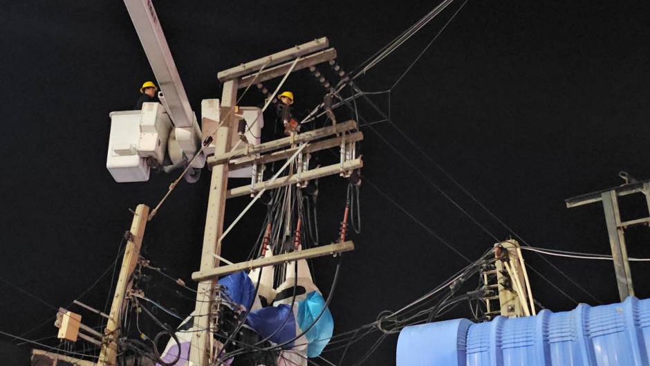 Techniker sichern die Hochspannungsleitungen und entfernen die Reste des Festivaldrachens aus der Anlage. Bild: TMN.TV