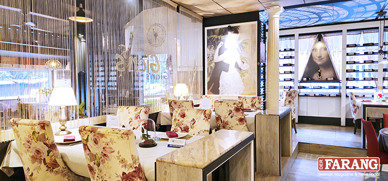 Stilvolles Interieur bei Gian’s Italian Dining: Wandkunst, Säulen und Weinregale sorgen für edles Ambiente.