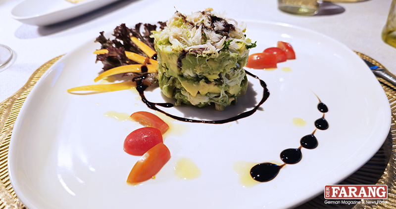 Avocado e Granchio – cremige Avocado trifft zartes Krabbenfleisch, kunstvoll angerichtet mit Balsamico.