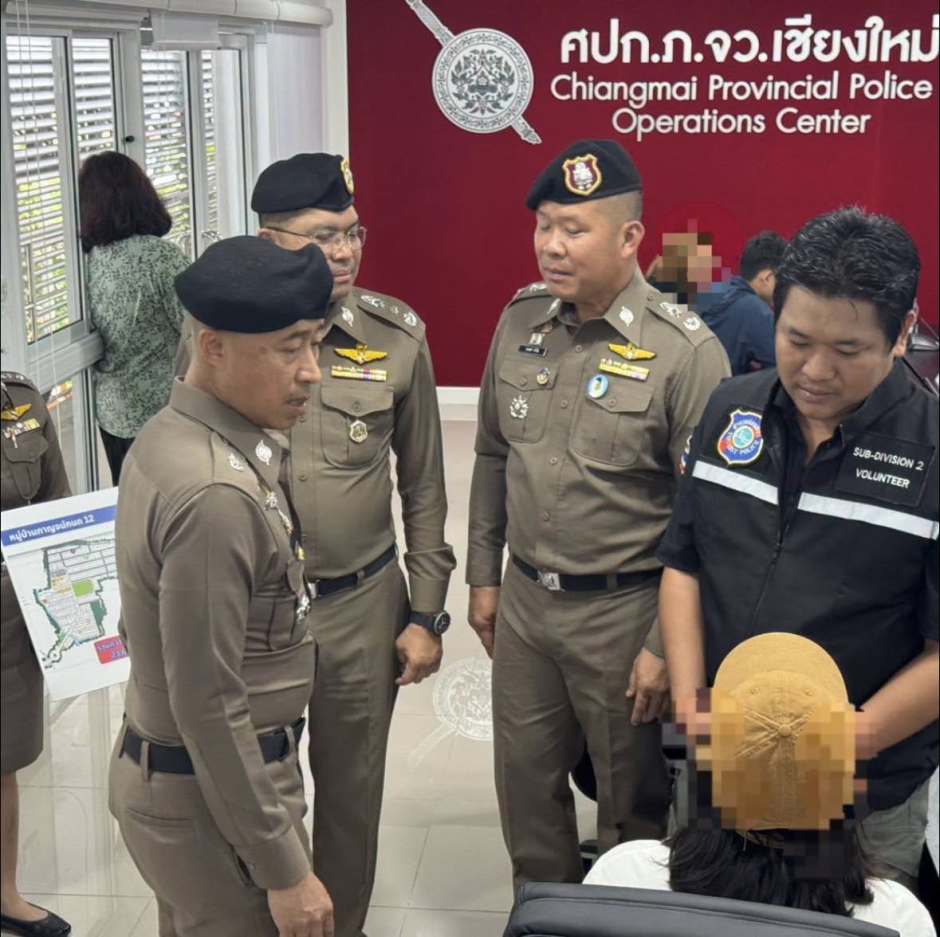 Im Polizeieinsatzzentrum werden Verdächtige nach den Durchsuchungen vernommen und die weiteren Ermittlungsmaßnahmen koordiniert. Foto: Royal Thai Police