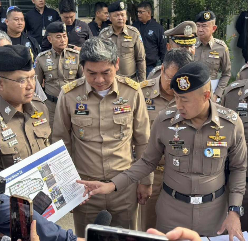 Führende Polizeivertreter und Behördenvertreter informieren sich vor Ort über die Ergebnisse der Durchsuchungen und den Fortgang der Ermittlungen. Foto: Royal Thai Police