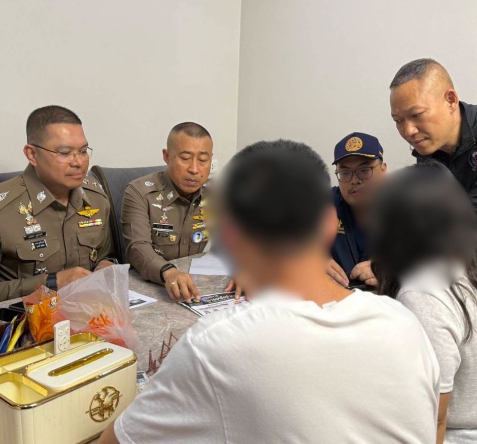 Polizeibeamte befragen gemeinsam mit weiteren Ermittlern zwei Verdächtige zu ihrer mutmaßlichen Rolle bei der Beschaffung thailändischer Staatsbürgerschaften durch Scheinregistrierungen. Bild: Metropolitan Police Bureau (MPB)