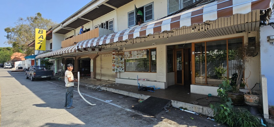 Das Restaurant Zum Bazi und das Café Leckerle sind in die Windmill Plaza an der Naklua Road umgezogen.