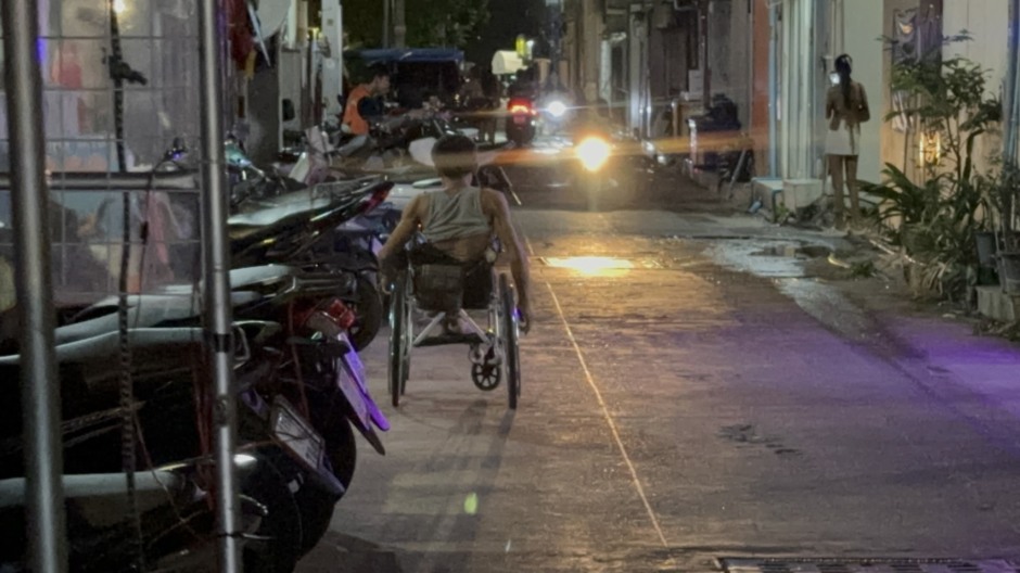 Der im Rollstuhl sitzende Mann war nach Angaben der Behörden trotz mehrfacher Abschiebungen immer wieder illegal nach Thailand eingereist. Bild: TMN.TV