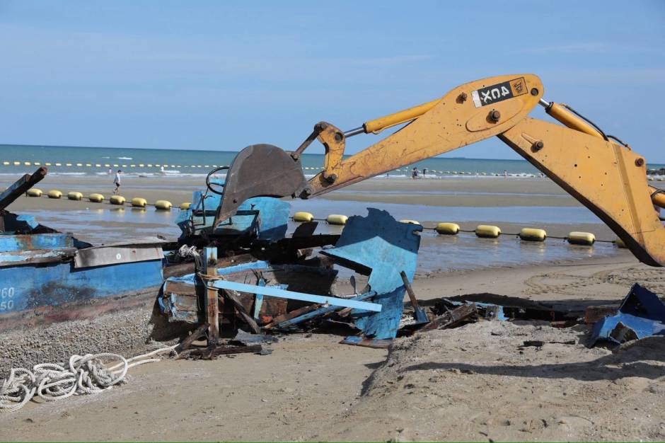 Das stark beschädigte Boot wird vor Ort Stück für Stück abgetragen und für den Abtransport vorbereitet. Bild: TMN.TV