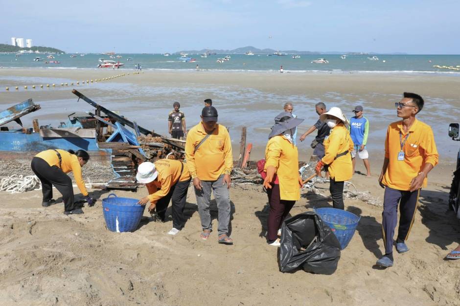 Mitarbeiter der Stadt Pattaya sammeln nach den Bergungsarbeiten verbliebene Trümmer und Abfälle am Strand ein. Bild: TMN.TV