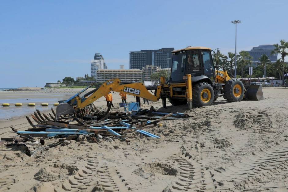Nach der Zerlegung des Boots werden die Wrackteile mit schwerem Gerät vom Strand entfernt. Bild: TMN.TV