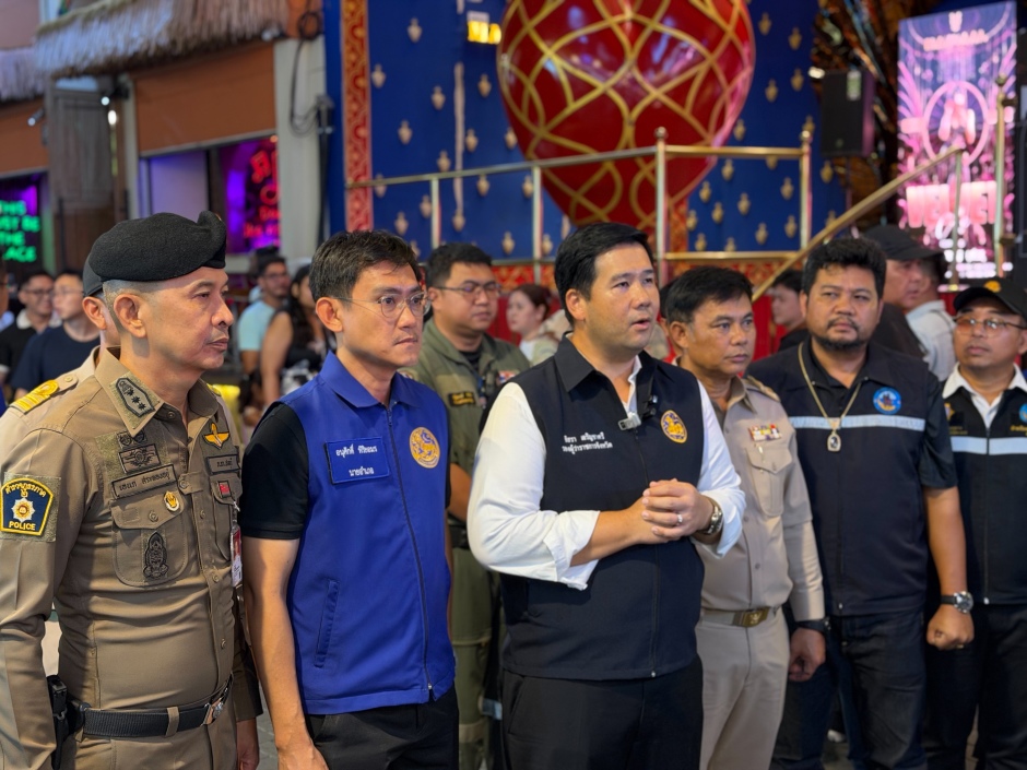 Vertreter der Provinz Chonburi und der Sicherheitsbehörden informieren über die verschärften Brandschutzkontrollen in Pattayas Vergnügungsviertel. Bild: TMN.TV