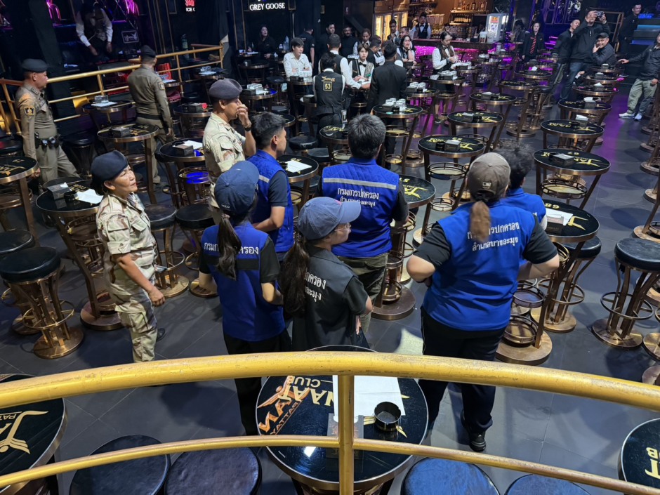 Mitarbeiter von Verwaltung, Polizei und Feuerwehr inspizieren gemeinsam einen Nachtclub in Pattaya. Bild: TMN.TV