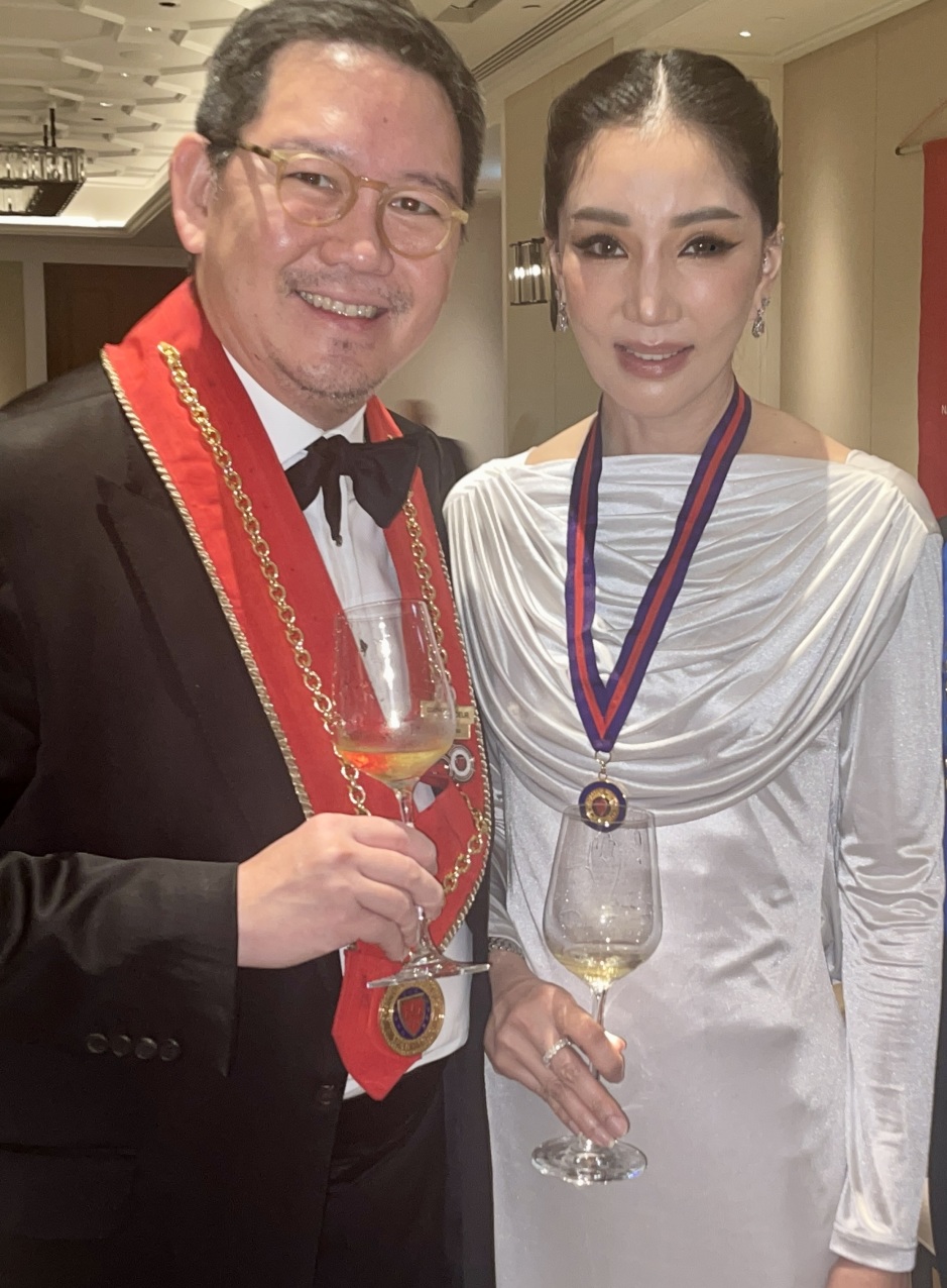 Die Nummer eins der Chaîne in Thailand: Joe P. Thawilvejjakul, mit Gattin.