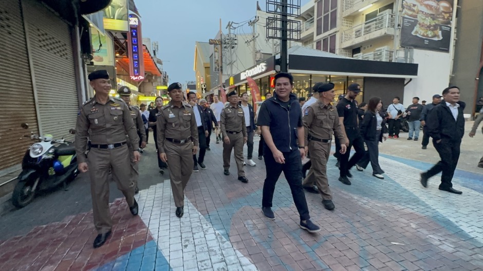 Tourismusminister Surasak Phancharoenworakun besucht gemeinsam mit Sicherheitskräften die Walking Street in Pattaya. Bild: TMN.TV