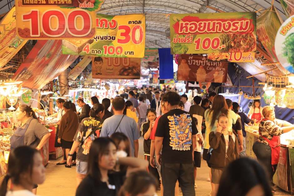Zahlreiche Marktstände bieten regionale Spezialitäten, OTOP-Produkte und Speisen aus allen Teilen Thailands an. Foto: Tourism Authority of Thailand