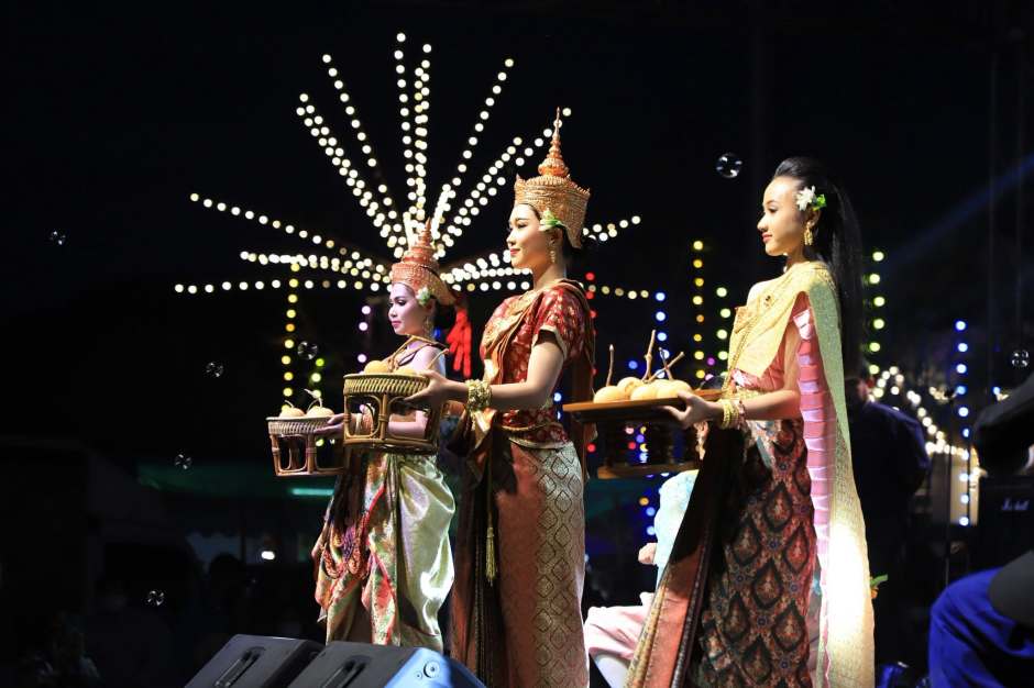 Traditionelle Darbietungen gehören ebenso zum Programm wie Konzerte und kulturelle Veranstaltungen am Abend. Foto: Tourism Authority of Thailand