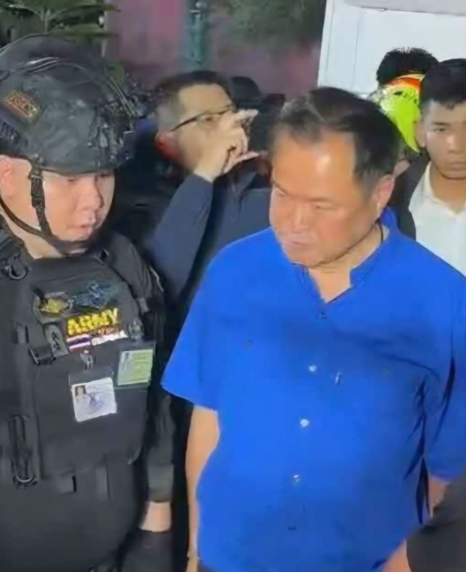 Chitphong Khattaphong tritt am Unglücksort in militärähnlicher Ausrüstung neben Vizepremierminister und Innenminister Anutin Charnvirakul auf. Gegen ihn wurde inzwischen Anklage erhoben. Foto: Khaosod