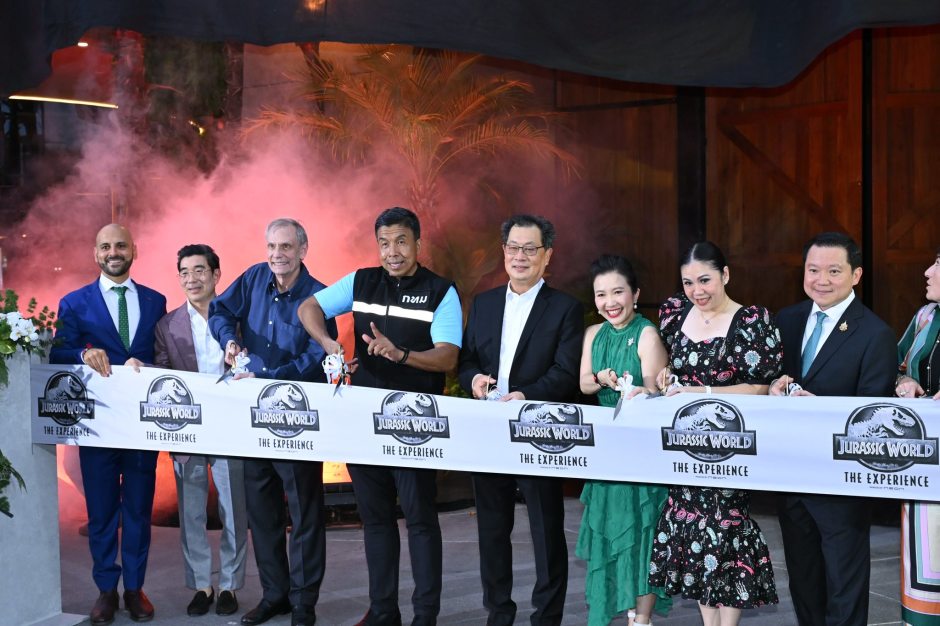 Bangkoks Gouverneur Chadchart Sittipunt eröffnet feierlich „Jurassic World: The Experience“. Foto: Bangkok Metropolitan Administration