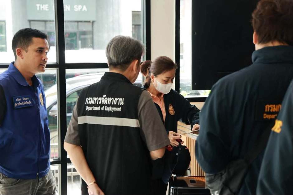 Mitarbeiter mehrerer Behörden kontrollieren Unterlagen und Dokumente während der Inspektion vor Ort. Bild: Phuket Info Center